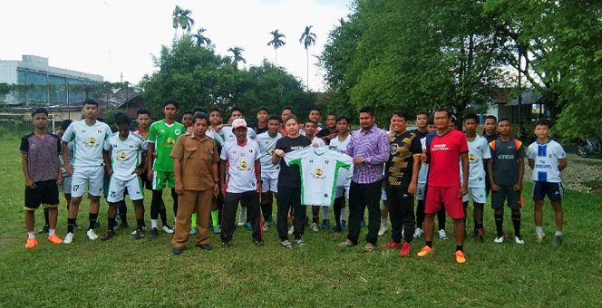 
 Siap Laga di Liga III Aceh, Presiden dan Ketum SSB Indonesia Muda Motivasi Pemain