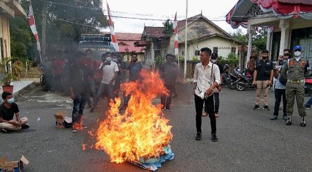 Foto : Aksi bakar Demonstran.