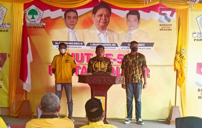 
 Foto : Anggota DPR RI, Ilham Pangestu (di tengah) saat menyampaikan orasi politiknya pada HUT Golkar ke-75
