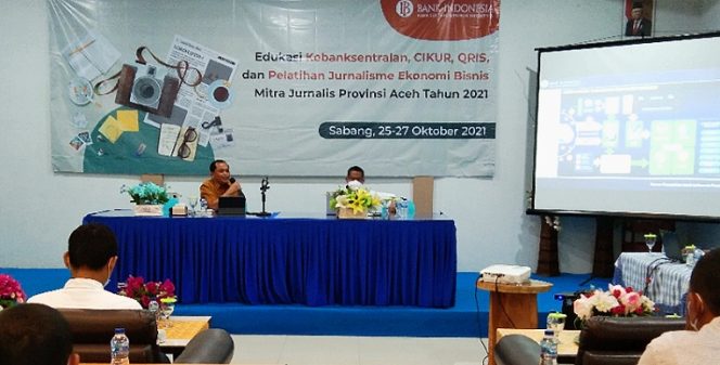 
 Kepala BI perwakilan Aceh, Achris Sarwan memaparkan materi pada pelatihan jurnalisme ekonomi bisnis.