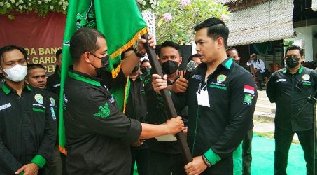 Foto : Bro Tomkur serahkan Pataka Garda Bangsa kepada Bro Deddy untuk dikibarkan ke seluruh Aceh.