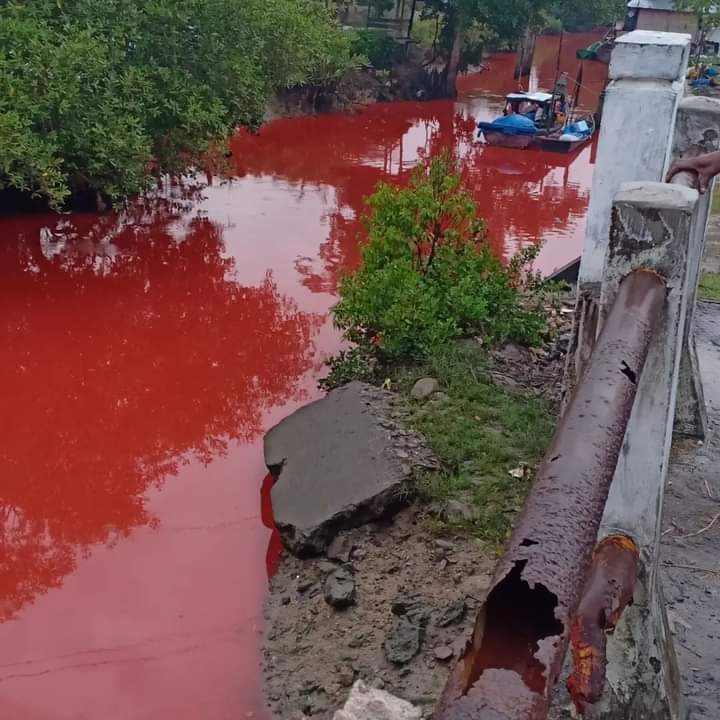 
 Foto : Air Sungai Simpang Lhee Langsa berwarna merah.