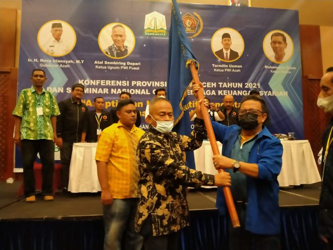 
 Foto : Ketua PWI Pusat Atal S Depari (kiri) serahkan pataka kepada Ketua PWI Aceh terpilih, M. Nasir Nurdin (kanan).