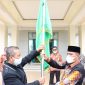 Foto : Rektor IAIN Langsa, Dr Basri (kanan) menyerahkan pataka kontingen OASE I PTKI kepada Dr. Zainuddin, MA (kiri).