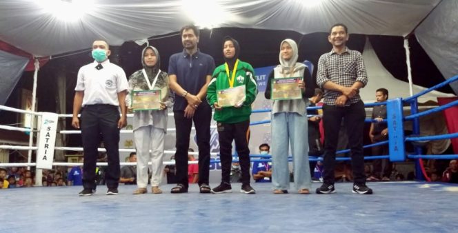 
 Foto : Ketua Umum KONI Aceh, H Muzakir Manaf didampingi Ketua Pertina Aceh Azhari Cage usai memberikan medali kepada atlit tinju putri.
