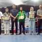 Foto : Ketua Umum KONI Aceh, H Muzakir Manaf didampingi Ketua Pertina Aceh Azhari Cage usai memberikan medali kepada atlit tinju putri.