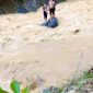 Foto : Tangkapan layar video saat korban dan temannya terjebak arus deras banjir.