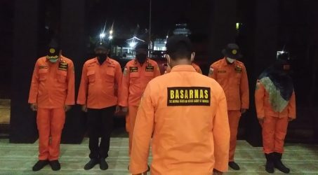 Foto : Tim SAR bersiap melakukan pencarian.