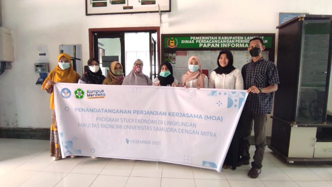 
 Foto : Jajaran Dosen EKP Unsam foto bersama dengan Pihak Disperindag Langkat usai penandatangan MoA.