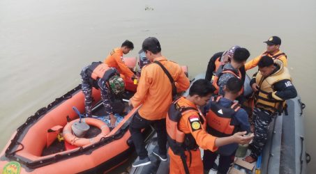 Foto : Tim SAR Gabungan evakuasi korban.