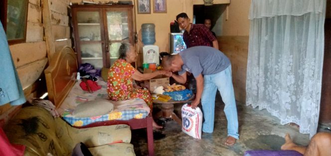 
 Ilham Pangestu Berbagi Kasih kepada Duafa