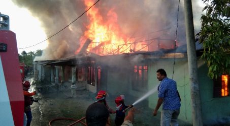 Foto : Amukan Api Hanguskan Enam Rumah di Langsa