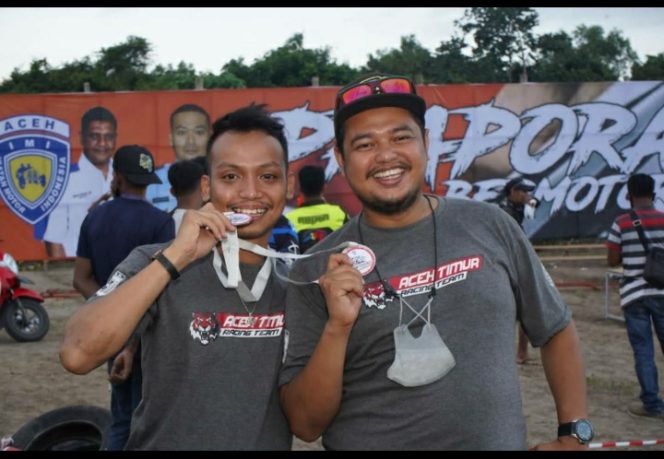 
 Foto : Ardian Aritonang (Kiri) bersama Ketua Kontingen Cabor Bermotor, H. Deddy Azwarsyah, SE (Kanan).