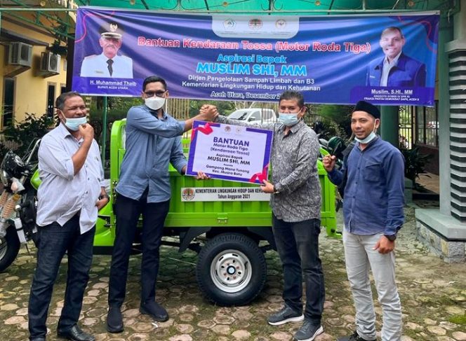 
 Muslim DPR RI Bersama KLHK Salurkan Tiga Unit Motor Sampah