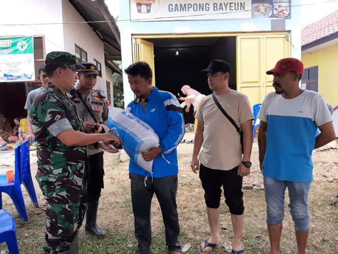 
 Dandim 0104/Atim Datangi Lokasi Banjir Salurkan Bantuan