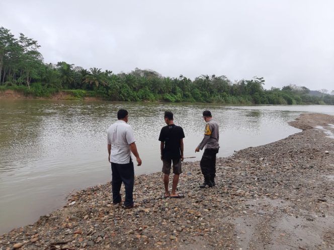 
 Siaga Dini, Personel Polsek Tamiang Hulu Pantau Aliran Sungai