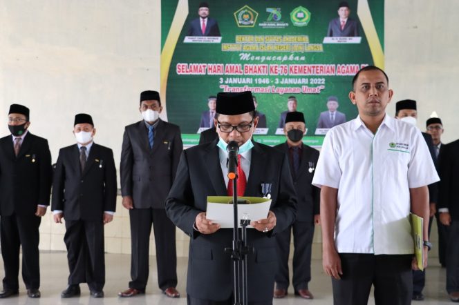 
 Foto : Rektor IAIN Langsa, Dr. H. Basri, MA membacakan amanat Menag RI pada peringatan HAB ke-76.