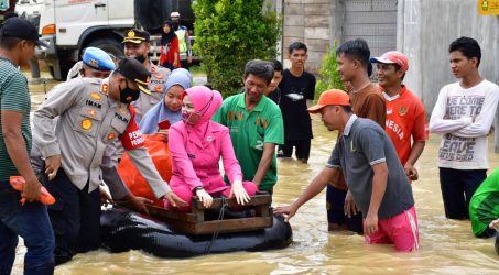 Foto : Kapolres Aceh Tamiang didampingi istri dan sejumlah pejabat mengunjungi lokasi banjir.