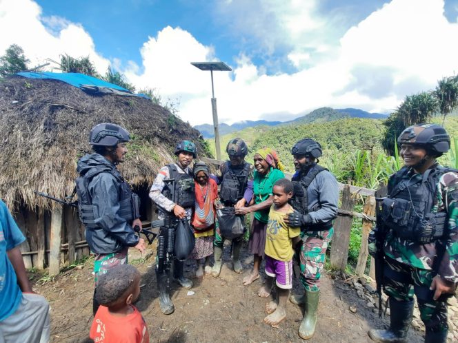 
 Berada di Zona Merah Nduga, Prajurit TNI Satria Musara Aceh Jalankan ‘Honai To Honai’