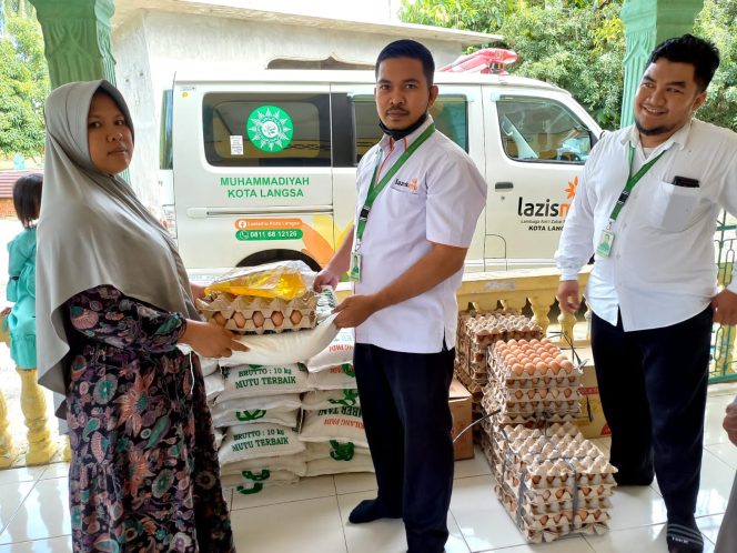
 LazisMu dan SD Muhada Kota Langsa Salurkan Sembako untuk Korban Banjir