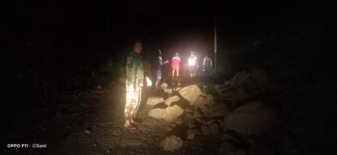 
 Koramil 15/Tiro Evakuasi Jalan Desa Blang Rikui yang Tertimbun Longsor