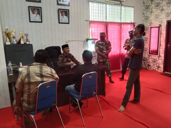 
 Sejumlah Warga Aramiyah Datangi Camat Birem Bayeun, Ini Keluhannya