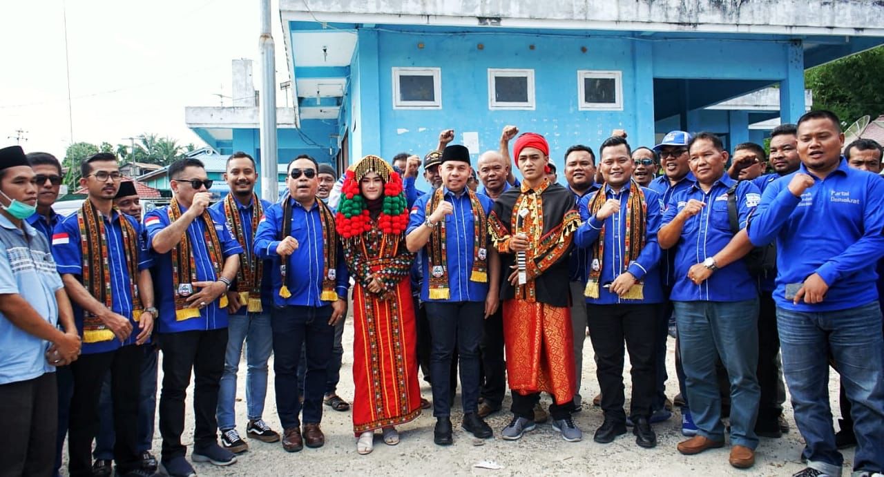 Foto : Pengalungan adat Alas untuk Ketua Demokrat Aceh dan rombongan.
