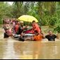 Foto : Warga setempat bersama Babinsa saat melakukan evakuasi.