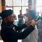 Foto : Camat menyematkan tanda jabatan pada Gechik Desa Buket Seulemak pada prosesi pelantikan.