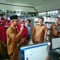 Asisten II Pemko Langsa mengecek kesiapan otomasi pustaka didampingi Kadis Perpustakaan dan staf.