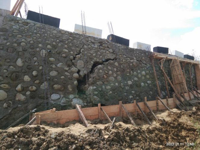 
 Talud jembatan pecah menganga, sebagian lainnya retak.
