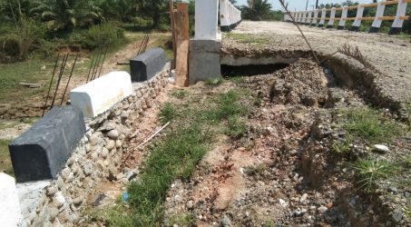 Foto : Timbunan talud jembatan amblas.