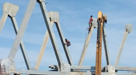Bekerja di ketinggian, pekerja proyek tak menggunakan APD dan APK.