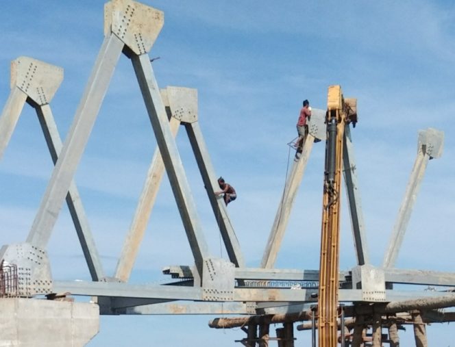 
 Bekerja di ketinggian, pekerja proyek tak menggunakan APD dan APK.