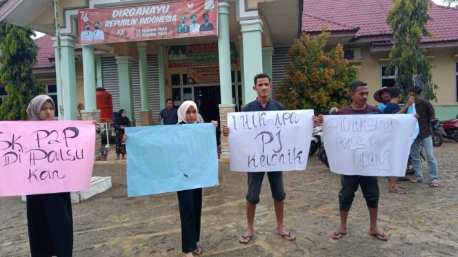 
 Camat Idi Tunong Lantik Keuchik Hasil Pemilihan Cacat Hukum