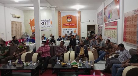 Foto : Forkopimda Kota Langsa, KIP, Tokoh Masyarakat dan Parpol mengikuti Launching Pemilu Serentak secara Virtual.
