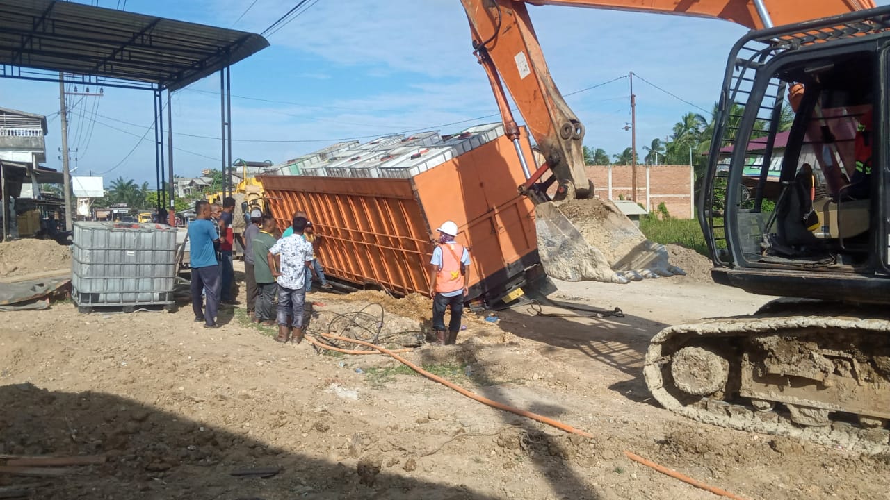 Foto : Truk nyaris rebah melintas jalan segment 1 Proyek Multi Years Peureulak-Lokop.