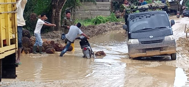 
 Foto : Pengguna jalan nyaris tergelincir akibat adanya kubangan di jalan. 