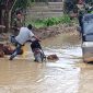Foto : Pengguna jalan nyaris tergelincir akibat adanya kubangan di jalan.