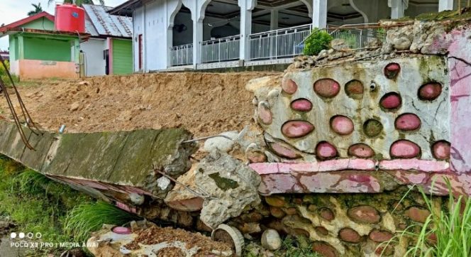 
 Diguyur Hujan Deras, Talud Mushola di Bukit Pala Roboh