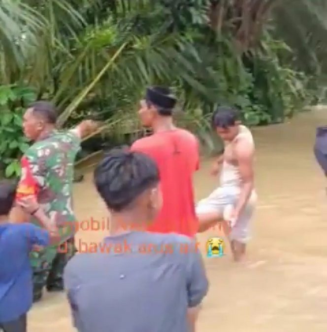 
 Nekat Terobos Banjir, Satu Avanza Hanyut Terseret Arus