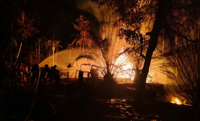 
 Sumur Minyak Ilegal kembali Semburkan Api, Dua Orang Alami Luka Bakar