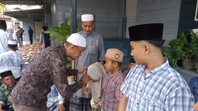 
 Senyum Anak Yatim bersama All Stars Peureulak Raya