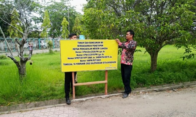 
 Foto : Peletakkan Sita Eksekusi pada aset YDBU oleh PN Langsa.