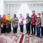 Pengurus IKA-FE UISU foto bersama Istri Gubernur Sumut di kediamannya.
