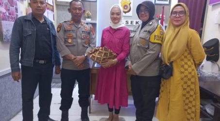 Kapolsek Karang Baru turut memberikan bingkisan kepada Deni Yenti (baju pink) setelah menjadi mualaf.