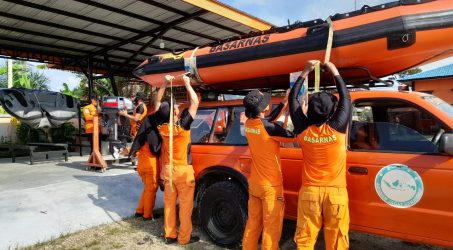 Foto : Tim SAR melakukan persiapan pencarian seorang pemburu yang hilang akibat terseret arus sungai.