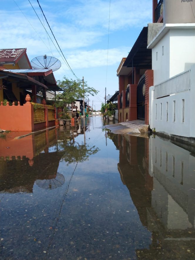 
 Tiga Hari Berturut-turut Pemukiman Warga Pesisir Kota Langsa Digenangi Banjir Rob