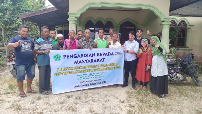 
 Tim PKM Unsam foto bersama peternak lele di Desa Tanah Berongga, Aceh Tamiang.