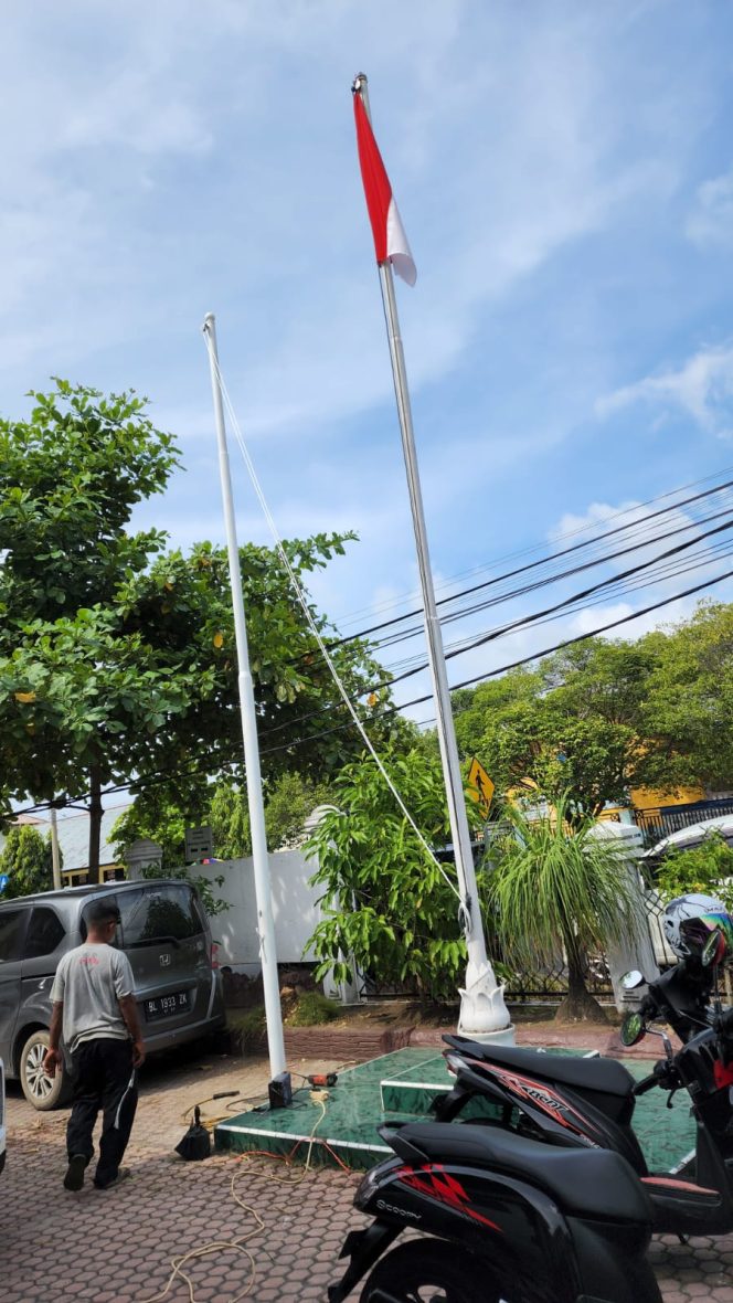 
 Keberadaan Dua Tiang Bendera di Halaman Gedung DPRK Bireuen Dipertanyakan